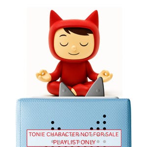 Peut inclure: Figurine rouge représentant une personne en costume de chat, en position de méditation. La figurine est posée sur une boîte bleu clair avec le texte "TONIE CHARACTER NOT FOR SALE PLAYLIST ONLY". Le visage est serein.