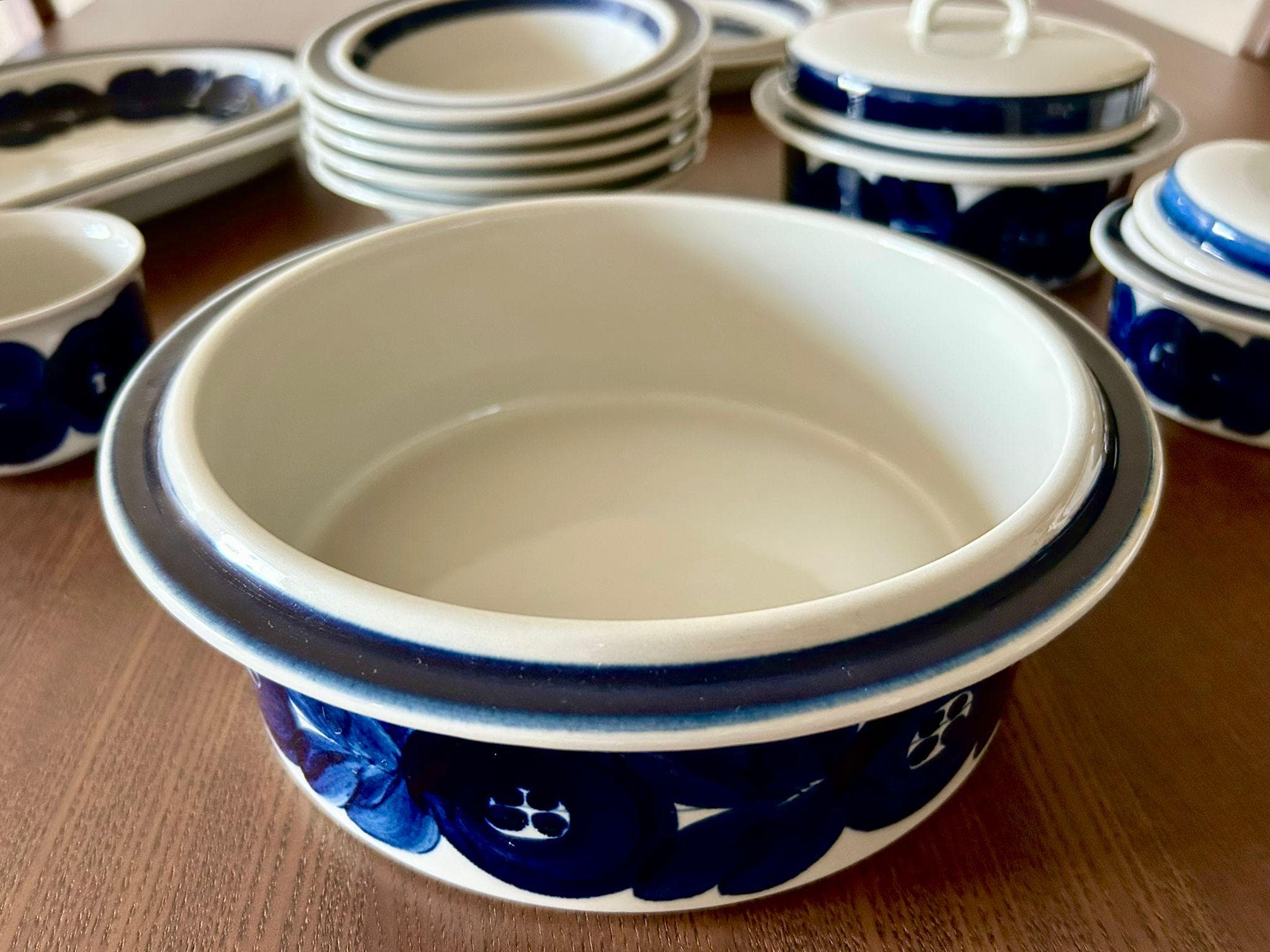 Bowl 9'' Arabia Finland Anemone Stoneware Serving Bowl Blue White