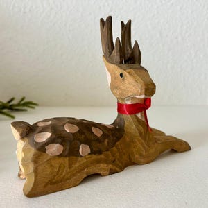 Hand Carved  Reindeer  Figurine Vintage Christmas Wooden Deer Holiday Décor Woodland Animal Collactable Statue Ornament Gift for Deer Lovers