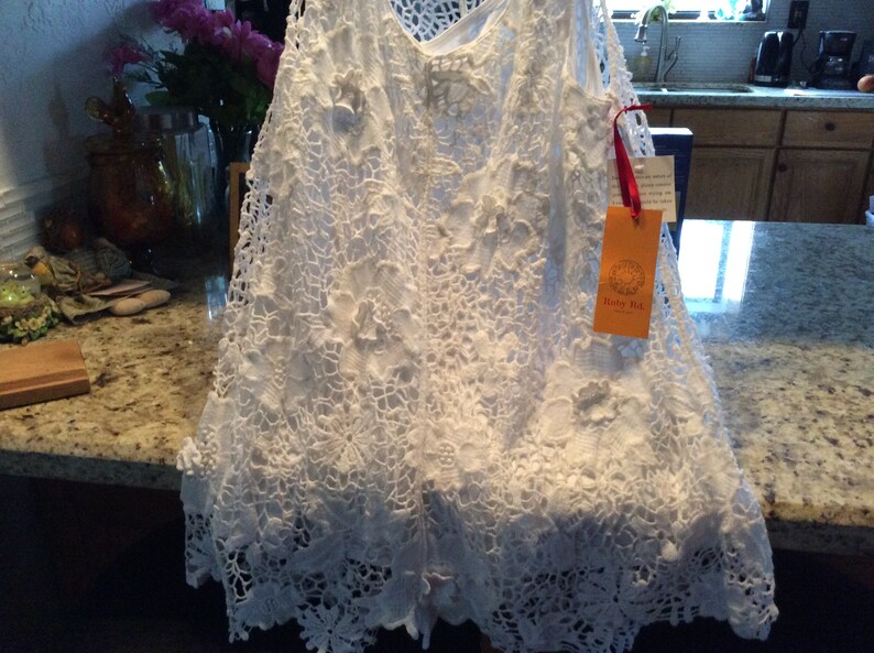 Woman\u2019s white lace shell lined size XL fits like size 16 Made by Ruby Lane