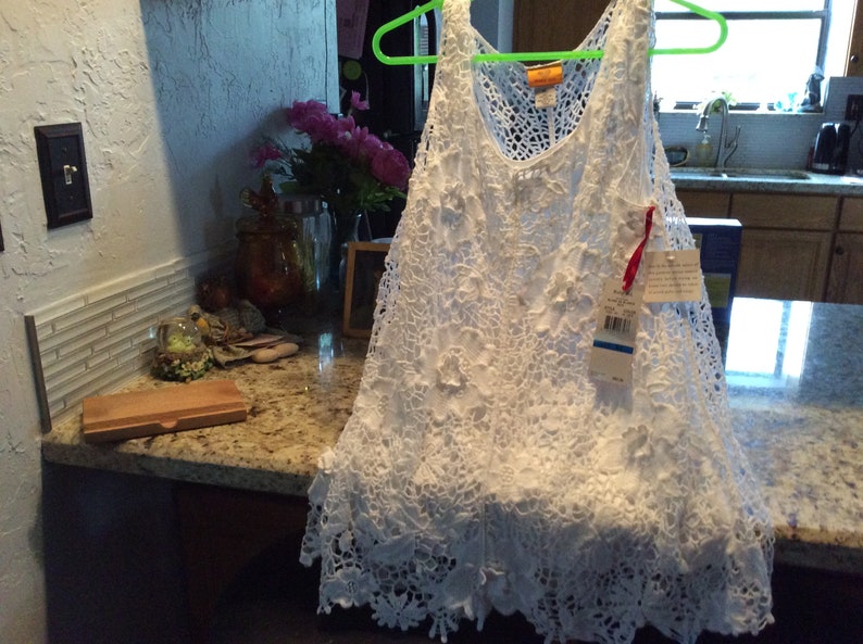 Woman\u2019s white lace shell lined size XL fits like size 16 Made by Ruby Lane