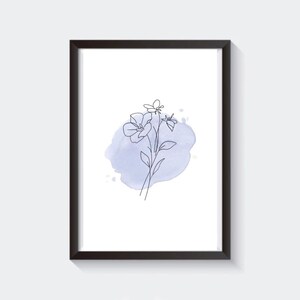 Könnte beinhalten: Ein schwarzer gerahmter Druck mit einer Strichzeichnung einer Blume mit drei Blüten. Die Blume befindet sich auf einem hellblauen Aquarellhintergrund.