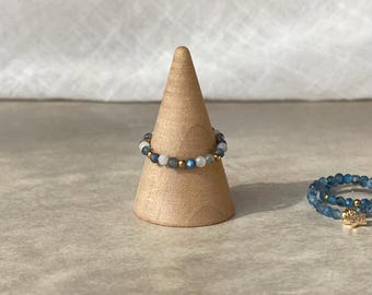 Anillo elástico hecho de piedras naturales de cianita y ágata de Botsuana.