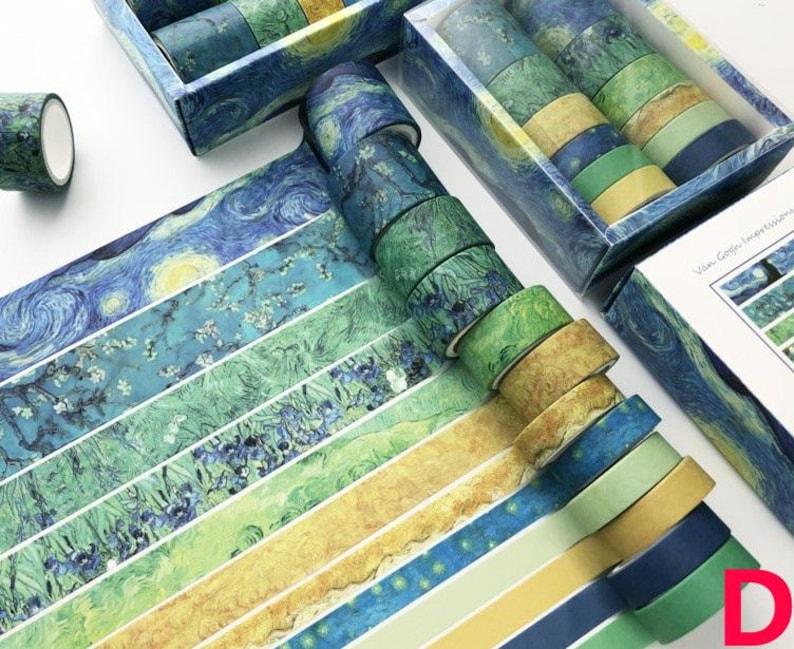 K&ouml;nnte beinhalten: Ein Set mit 12 Washi-Tapes mit verschiedenen Designs, inspiriert von Vincent van Goghs Gem&auml;lde &bdquo;Sternennacht&ldquo;. Die Tapes sind in verschiedenen Farben, darunter Blau, Gr&uuml;n, Gelb und Wei&szlig;. Die Tapes sind in einer Schachtel mit einem &bdquo;Sternennacht&ldquo;-Design verpackt.