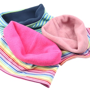 Puede incluir: Una colección de calentadores de cuello y gorros de forro polar en varios colores. Los calentadores de cuello presentan patrones de rayas en tonos arcoíris, mientras que los gorros son de color rosa y rosa claro. El interior de los calentadores de cuello es azul oscuro.