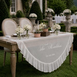 Camino de mesa personalizado de seda con volantes en forma de corazón, decoración nupcial personalizada