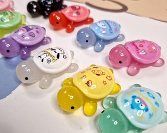 Świecące w ciemności zawieszki z motywem żółwia z postaciami Sanrio na odwrocie