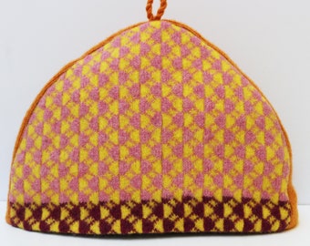 Tea cosy in Yellow and Pink Lattice pattern