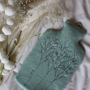 Borsa dell'acqua calda in verde menta con ricamo Treeline da 2 litri JADE