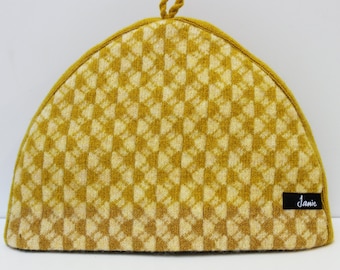 Tea cosy in Gold and Yellow  Lattice pattern