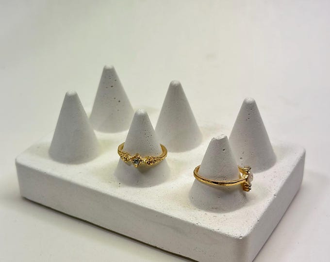 Handmade cement ring holder | Artisan jewelry organizer | Minimalist ring stand by Baierkunst