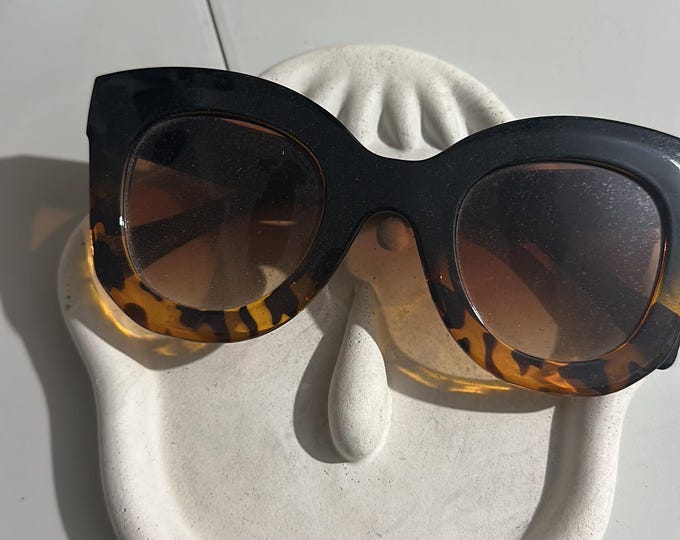 Decorative cement tray in the shape of a face | Handmade trinket tray | Glasses holder | Minimalist decor