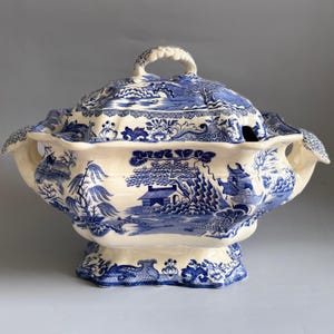 Rare Antique Mason’s Ironstone Blue Willow Oval Tureen and Lid, Circa 1891, English Transferware. Prized Possessions USA.