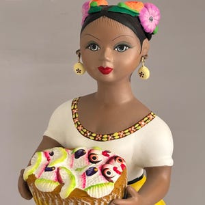 Muñeca de cerámica original "Lupita" de Najaco con canasta de pescado. Pintada a mano, arte popular mexicano. Preciosas posesiones, EE. UU.