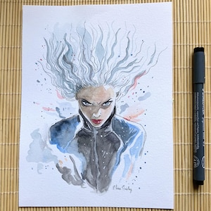 Peut inclure: Peinture à l'aquarelle d'une femme aux cheveux blancs flottants et à l'expression intense. Elle porte une veste noire et bleue. Un stylo noir est sur le côté droit de l'image. Signé par Elina Sisley.