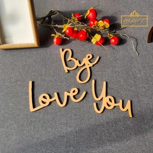 Letrero de madera con texto "Love You Bye" pintado en negro, blanco o natural. Decoración conmovedora para la entrada de la puerta de entrada. Regalo para nuevos propietarios.