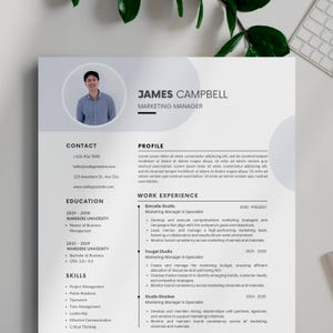 Peut inclure: Un curriculum vitae pour James Campbell, directeur marketing. Le CV comprend des coordonnées, des informations sur la formation, les compétences et l'expérience professionnelle. Le CV est formaté avec un design moderne et épuré.