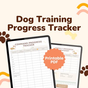 以下が含まれることがあります： 2つのタブレットに犬のトレーニング進捗トラッカーが表示されています。「Dog Training Progress Tracker」の文字が上部にあります。1つのタブレットにはコマンド進捗トラッカー、もう1つには週ごとのスナップショットが表示されています。オレンジ色の「Printable PDF」ステッカーが中央にあります。