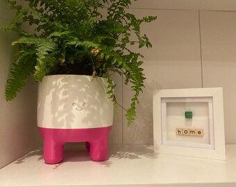 Happy Plant Pot with Water Drainage – Smiley Legged Planter