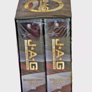 Puede incluir: Un conjunto de cajas de DVD de la serie de televisi&oacute;n JAG, Judge Advocate General. El conjunto de cajas incluye las temporadas 1-5 y 6-10. El conjunto de cajas est&aacute; envuelto en pl&aacute;stico.