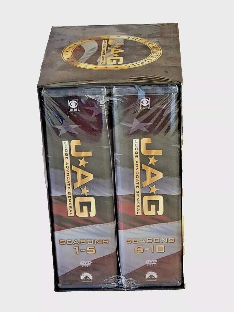 Puede incluir: Un conjunto de cajas de DVD de la serie de televisi&oacute;n JAG, Judge Advocate General. El conjunto de cajas incluye las temporadas 1-5 y 6-10. El conjunto de cajas est&aacute; envuelto en pl&aacute;stico.