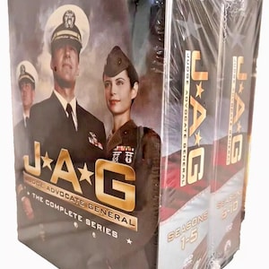 Puede incluir: Un conjunto de cajas de DVD de la serie de televisi&oacute;n completa JAG, Judge Advocate General. El conjunto de cajas incluye las temporadas 1-5 y 6-10. La parte frontal de la caja presenta una foto de los personajes principales, un oficial de la Marina y un oficial de la Marina.