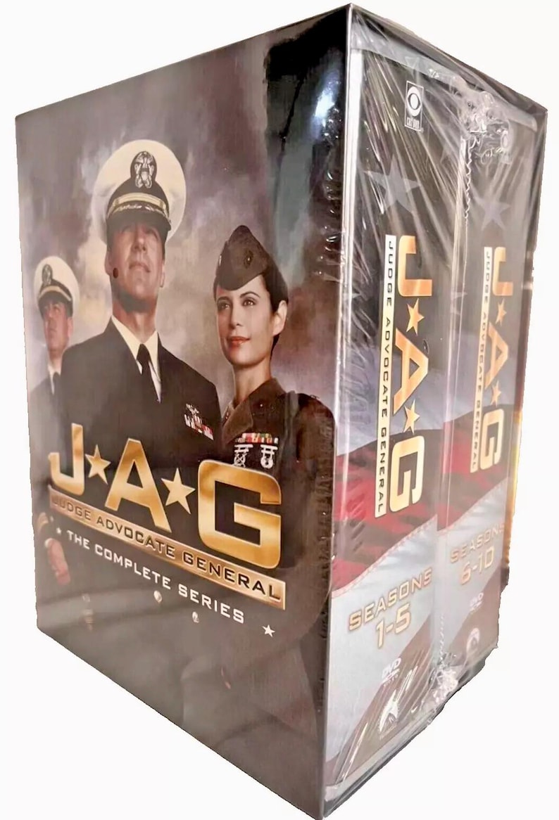 Puede incluir: Un conjunto de cajas de DVD de la serie de televisi&oacute;n completa JAG, Judge Advocate General. El conjunto de cajas incluye las temporadas 1-5 y 6-10. La parte frontal de la caja presenta una foto de los personajes principales, un oficial de la Marina y un oficial de la Marina.