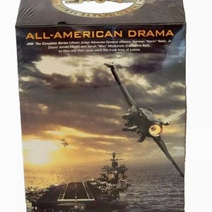 Puede incluir: Un conjunto de DVD para la serie de televisi&oacute;n JAG: All-American Drama. La caja presenta una escena de puesta de sol con un avi&oacute;n de combate volando sobre un portaaviones. El texto en la caja dice "JAG: The Complete Series follows Judge Advocate General officers. Harmon "Harm" Rabb, Jr (David James Elliott) and Sarah "Mac" Mackenzie (Catherine Bell), as they and their team work the front lines of justice."