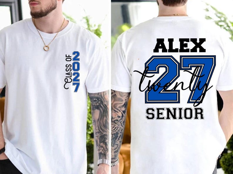 Może przedstawiać: Biały t-shirt z kr&oacute;tkim rękawem z niebieską grafiką pionową na piersi z napisem "CLASS OF 2027". Z tyłu znajduje się imię "ALEX" w kolorze czarnym, liczba "27" w kolorze niebieskim, słowo "twenty" pisane kursywą oraz "SENIOR" w kolorze czarnym.