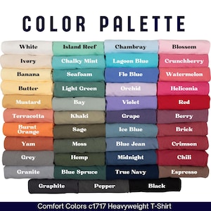 Może przedstawiać: Paleta kolor&oacute;w dla ciężkich koszulek Comfort Colors c1717, przedstawiająca czterdzieści cztery złożone pr&oacute;bki tkanin w r&oacute;żnych odcieniach, w tym białym, ż&oacute;łtym, zielonym, niebieskim, r&oacute;żowym, czerwonym, szarym i czarnym, z etykietami nazw kolor&oacute;w.