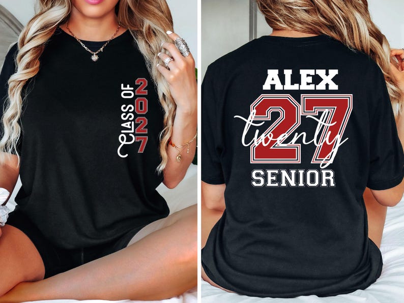 Może przedstawiać: Czarny t-shirt z nadrukiem z przodu o treści CLASS OF 2027 w kolorze czerwonym i białym. Z tyłu koszulki znajduje się imię ALEX nad dużą czerwoną liczbą 27, z napisem twenty białą kursywą oraz słowem SENIOR wydrukowanym poniżej.