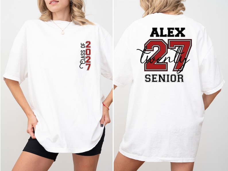 Może przedstawiać: Biały t-shirt z pionową czerwono-czarną grafiką na lewej piersi z napisem Class of 2027. Z tyłu znajduje się imię Alex w kolorze czarnym, numer 27 w kolorze czerwonym z czarnym obrysem oraz słowo Senior napisane czarną czcionką.