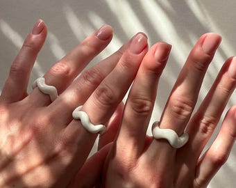 Anillo de porcelana hecho a mano "Ola"