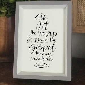 Marcos 16:15 - Impresión de las Escrituras escritas a mano - Colección Bella Scriptura de Paperglaze Calligraphy