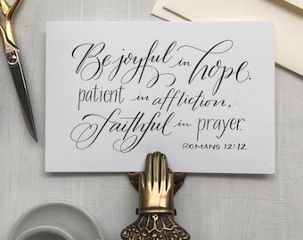 Römer 12:12 - Handlettering Schriftdruck - Bella Scriptura Kollektion von Paperglaze Calligraphy