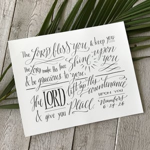 Peut inclure: Calligraphie noire et blanche sur fond blanc avec le texte "The Lord bless you & keep you: The Lord make His face shine upon you & be gracious to you! The Lord lift up His countenance upon you & give you peace. Numbers 6:24-26"