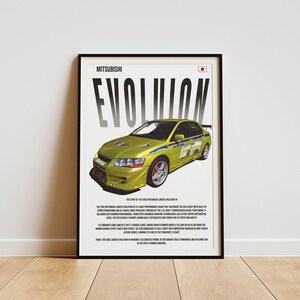 Peut inclure: Une affiche encadrée en noir représentant une Mitsubishi Lancer Evolution VIII verte. L'affiche porte le texte "Mitsubishi Evolution" et un drapeau japonais en haut à droite. Le texte sous la voiture indique "The story of the 2003 Mitsubishi Lancer Evolution VIII".