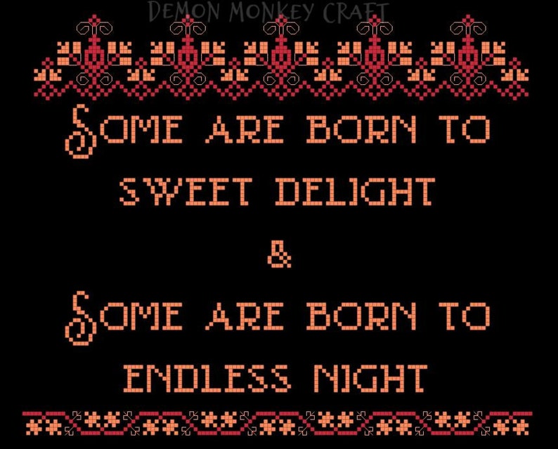 Op de afbeelding: Borduurpatroon met een zwarte achtergrond en oranje tekst die "Some are born to sweet delight & some are born to endless night" luidt. Het patroon wordt omlijst door een rode en oranje rand.