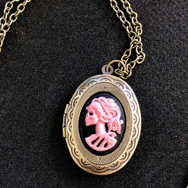 NOUVEAU PRIX ! Collier médaillon camée squelette rose chérie