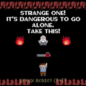 Puede incluir: Una imagen de arte de píxeles de un personaje de la franquicia de películas Evil Dead sosteniendo una motosierra. El texto dice "Strange one! It's dangerous to go alone. Take this!" con una imagen de arte de píxeles de un mago sobre el texto.