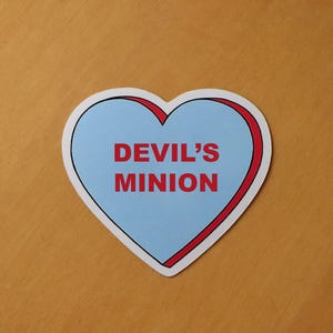 Pegatina de vinilo con forma de corazón de caramelo de Devil's Minion en azul y rosa Entrevista con el vampiro IWTV
