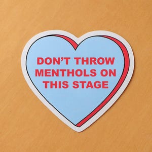 Pegatina de vinilo con forma de corazón de caramelo de Matty Healy "Don't Throw Menthols" en azul y rosa de 1975