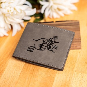 Cartera de cuero personalizada para papá – Grabado de un golpe de puño de papá con niños – Regalo divertido para el Día del Padre – Cartera personalizada para hombre para papá K297