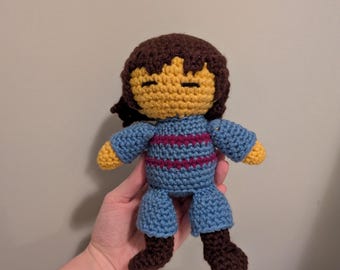Peluche de crochet de niño caído