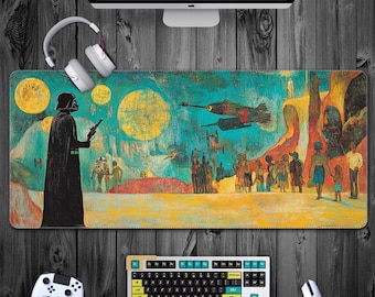 Może przedstawiać: Prostokątna podkładka pod biurko z żywą grafiką science fiction, przedstawiającą mroczną postać z bronią. Podkładka ma żółto-niebieską kolorystykę. Widoczna jest klawiatura, mysz i kontroler do gier.