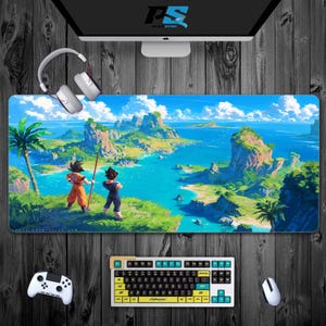 Op de afbeelding: Een blauwe en groene gaming muismat met een landschapsscène van eilanden en water. Twee cartoonfiguren staan ​​op de oever. De muismat heeft een blauwe rand en de tekst "Play Sync" in wit.