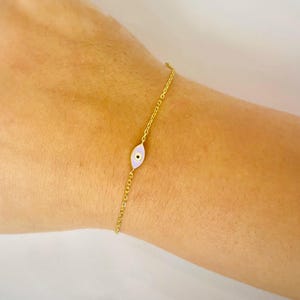 Pulsera chapada en oro de 18 quilates, pulsera de ojo malvado, pulsera de cadena pequeña, pulsera de oro hecha a mano, pulsera delicada, ojo malvado morado
