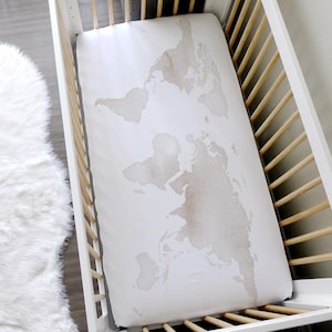 Drap-housse pour lit de bébé, carte du monde, garçon, fille, aquarelle beige neutre, voyage // 100 % conçu et imprimé aux États-Unis !