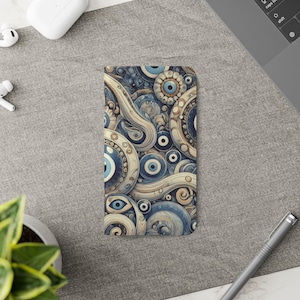 Funda para teléfono con billetera "Luna's Guard: Talismán del Mal de Ojo" - Elegante funda de piel sintética con tarjetero