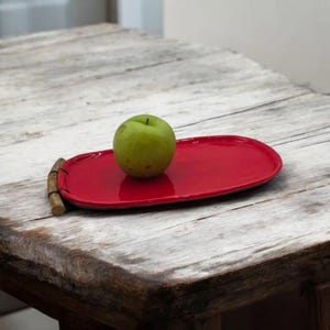 Rote handgefertigte Keramik Servierplatte